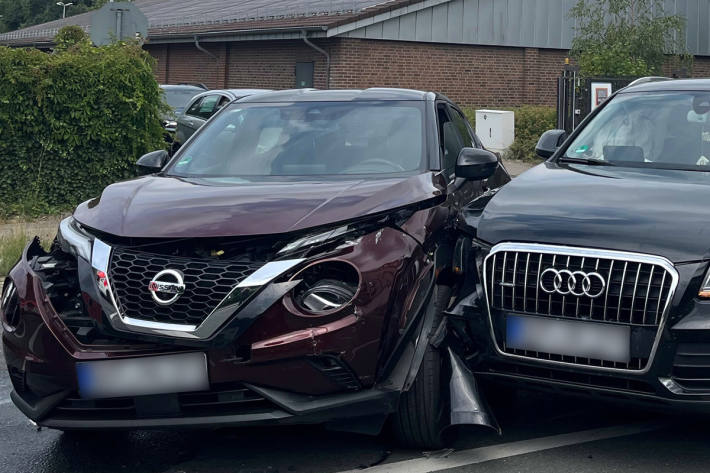 Beim Einbiegen von einem Parkplatz auf die Hauptstraße kam es zum Unfall.