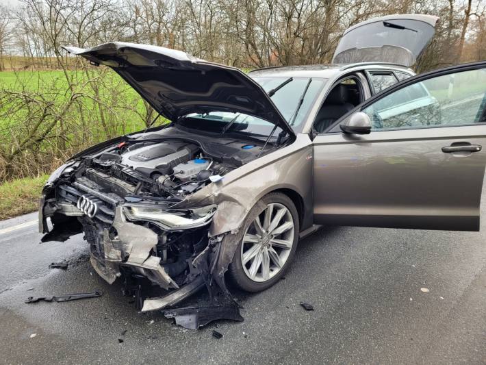 Autofahrerin verursacht Auffahrunfall mit zwei Totalschäden und flüchtet