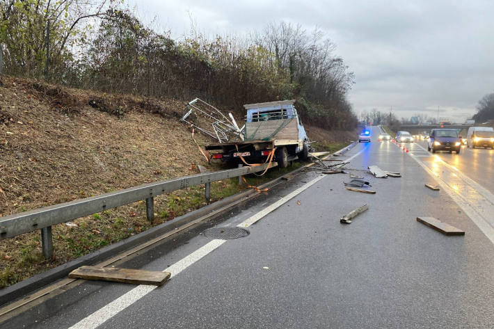 Lieferwagenlenker verursacht Unfall auf der A18