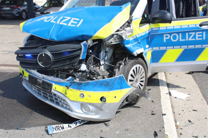  Verkehrsunfall mit drei Verletzten unter Beteiligung eines Streifenwagens