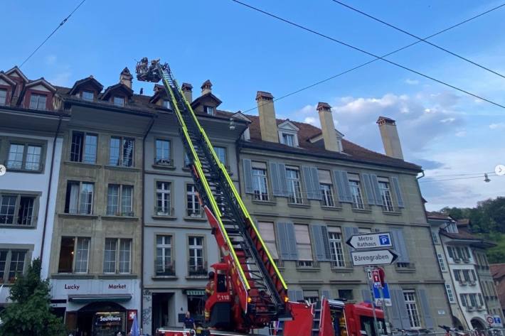 Viele Schaulustige wohnten der spektakulären Rettungsaktion bei.