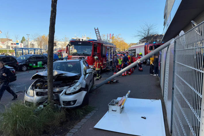 Der Bus kollidierte mit mehreren Pkw.