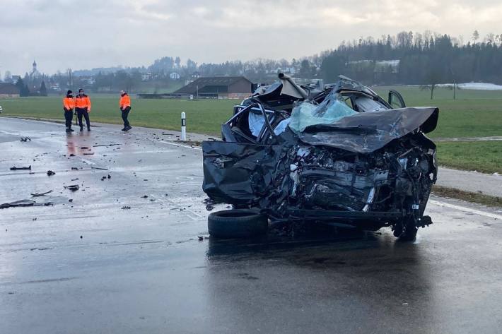 Eine junge Frau hat beim Unfall sein Leben verloren.