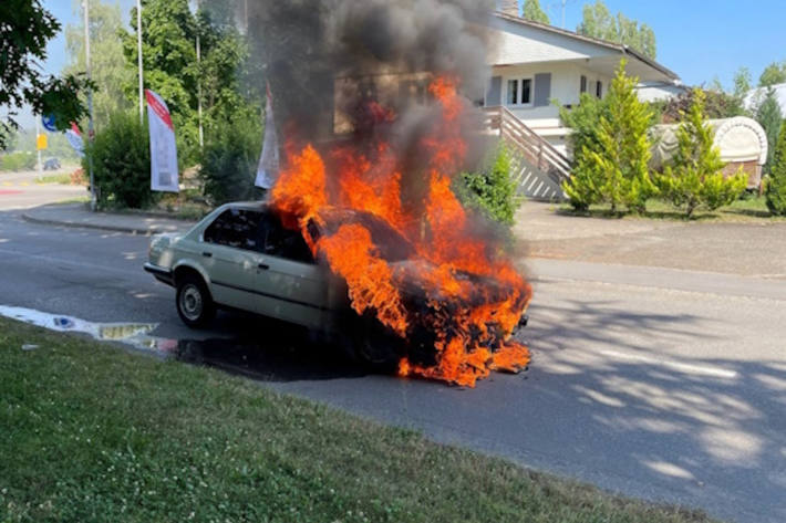 Das Auto fing während der Fahrt Feuer und brannte aus.