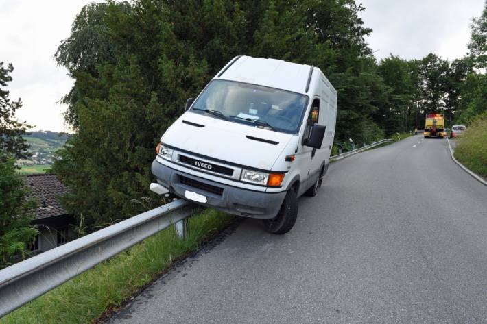 In Triengen LU ist ein Lieferwagen auf eine Leitplanke aufgefahren.