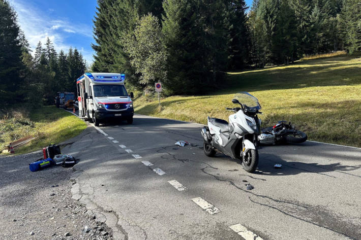 Bei der Kollision verletzte sich ein Motorradfahrer unbestimmt.