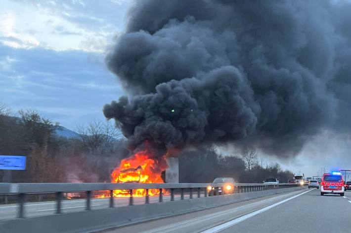  Lieferwagen mit Anhänger in Brand