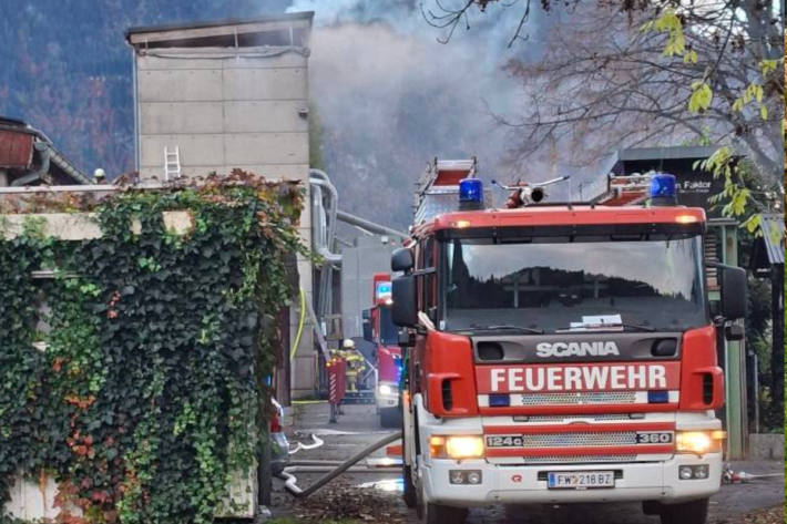 Die Feuerwehr Bludenz wurde zur Unterstützung mit der Drehleiter nachalarmiert.