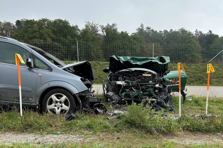 Die Feuerwehr musste einen Fahrzeuglenker aus dem Auto befreien 