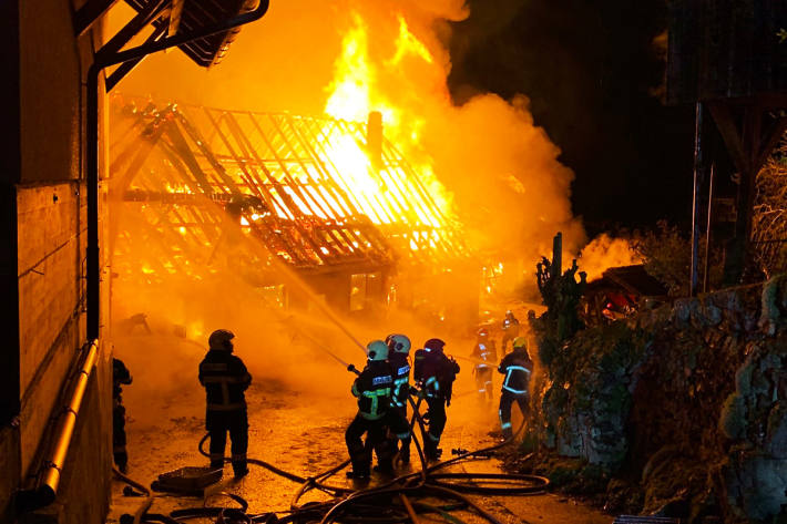 Scheune mit Tiere in Vollbrand in Rumisberg