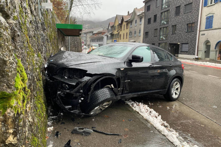 Verkehrsunfall zwischen zwei Fahrzeugen