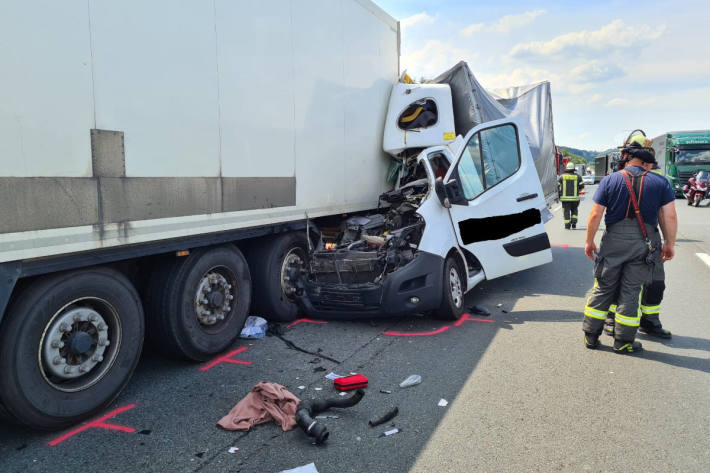 Schrecklicher Unfall zwischen LKW und Kleintransporter auf der A1