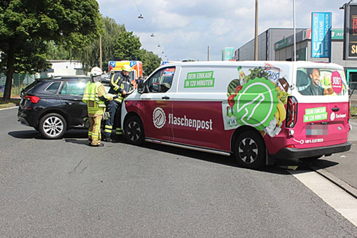 Der Fahrer des Lieferwagen kümmerte sich um die Insassen des Skoda nach dem Unfall.
