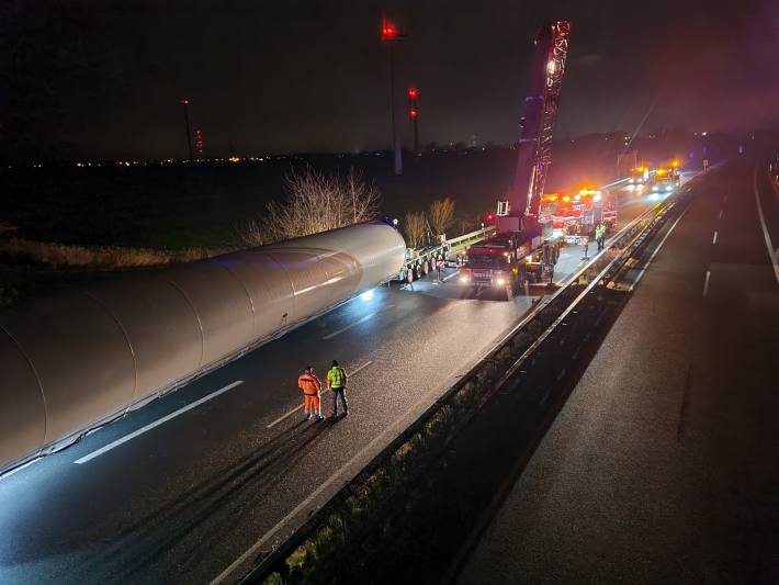 Schwertransport gerät auf der A27 in den Seitenraum – Stundenlange Sperrung