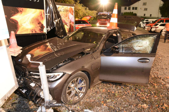 BMW kollidiert mit parkierten Kühlanhängern in Pfäffikon