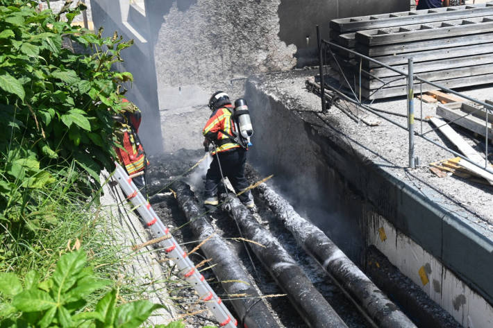 Löscharbeiten des Brandes auf der Baustelle der Primarschule in Mauren