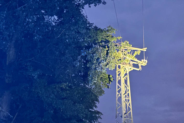 Die Anwohner wurden durch Funkenflug auf den Unfall aufmerksam.