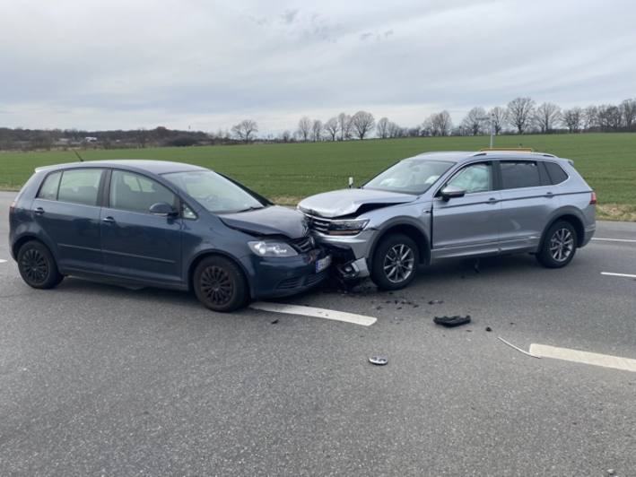 Schwerer Unfall in Kästorf: VW-Fahrer übersieht Golf Plus - eine Person schwer verletzt