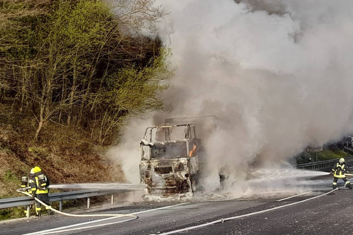 A7 wegen LKW-Brand voll gesperrt