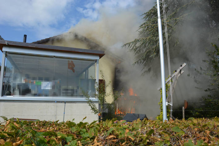 Holzschopf und Einfamilienhaus durch Feuer massiv beschädigt