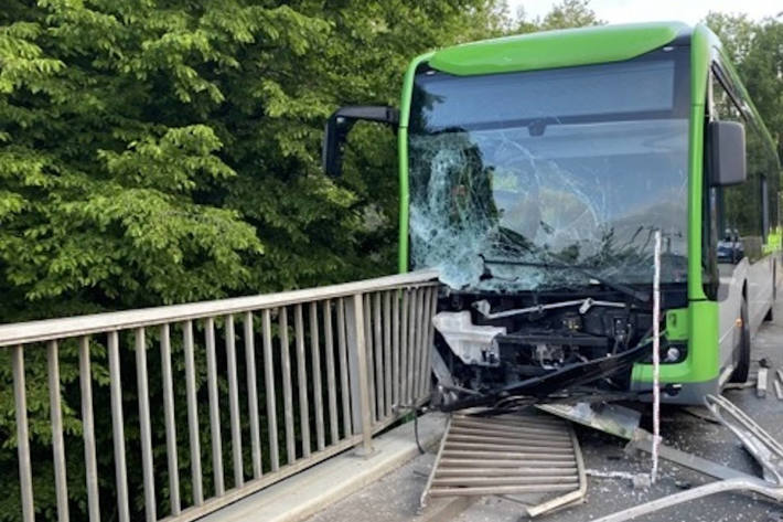 Linienbus ragt nach Unfall über Brückenbegrenzung