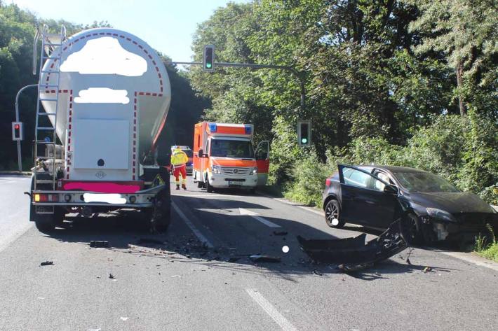 Schwer verletzte Person nach Verkehrsunfall in Wülfrath
