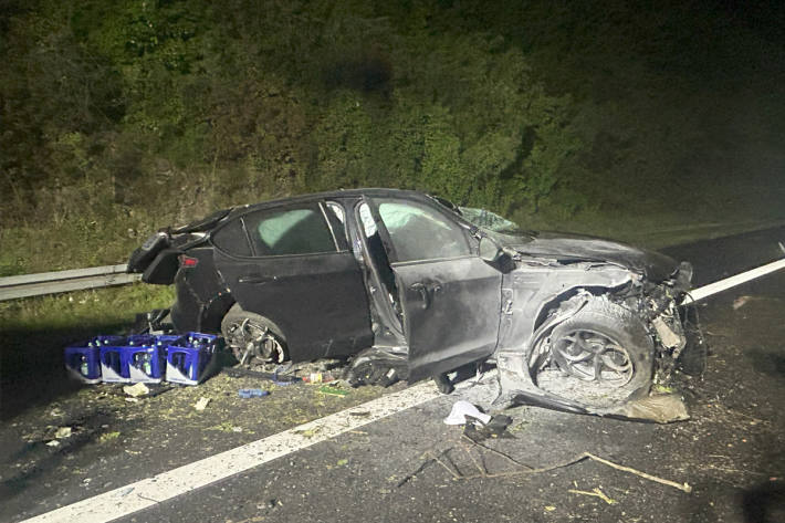 Der Pkw kam von der Fahrbahn ab und überschlug sich.
