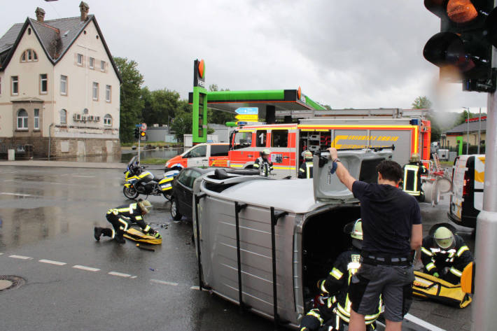 Kastenwagen landet nach Unfall in Hagen-Vorhalle auf der Seite