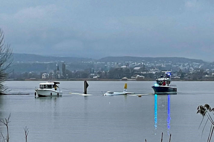  Flugzeug beim Start in See gestürzt