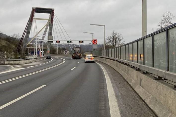 Ein Lastwagenfahrer hat ein Auto in Schaffhausen übersehen.