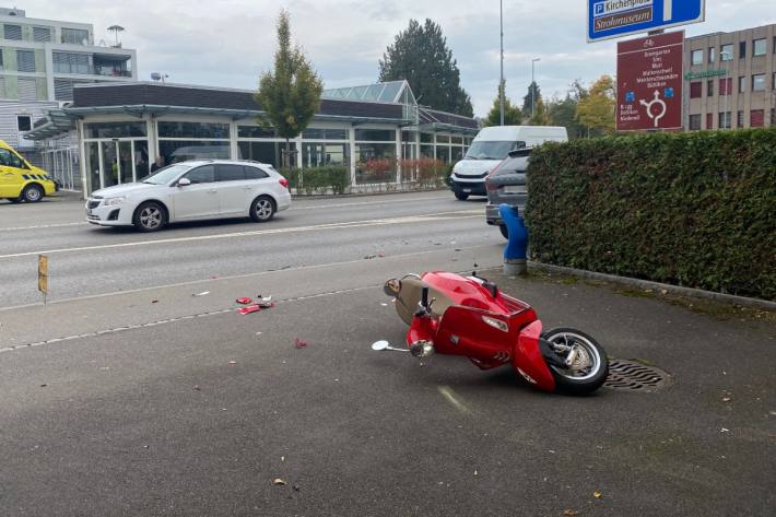 Eine Fussgängerin und der Lenker der Vespa verletzten sich.