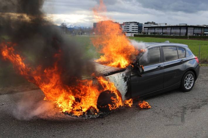 In Baar ist ein BMW auf der A14 in Brand geraten.