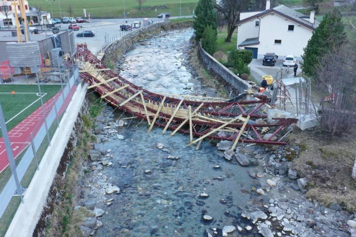 In Poschiavo ist eine Brücke eingestürzt und hat vier Personen verletzt.