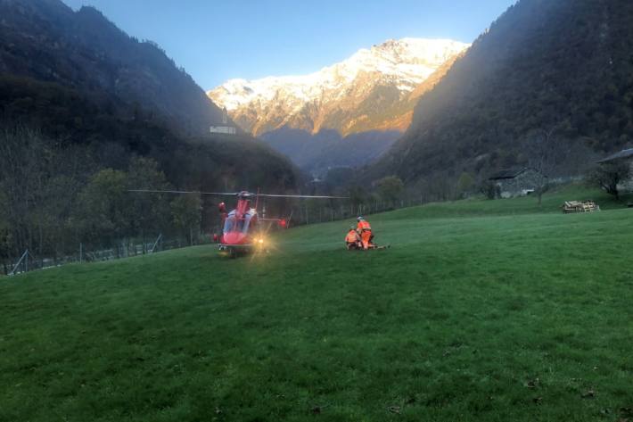 Ein junger Mann ist bei der Arbeit in Soazza GR tödlich verunglückt.