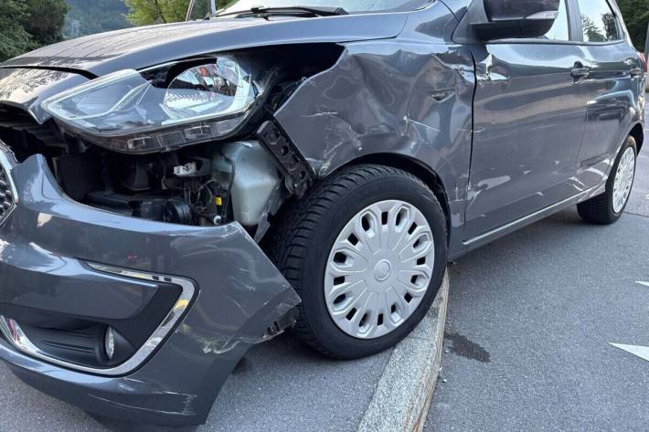  Der Personenwagen wurde erheblich beschädigt