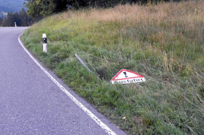 Am Montagmorgen hat jemand in Wattwil SG einen Selbstunfall gebaut und ist davongefahren.