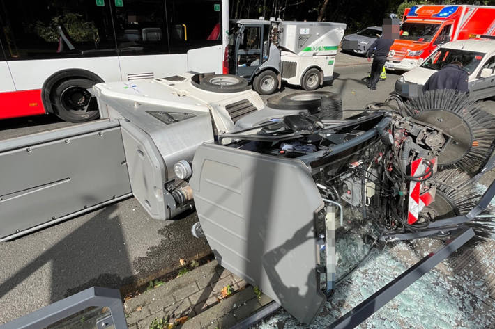Der Fahrer einer Kehrmaschine wurde verletzt.