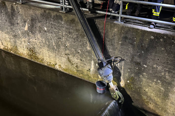 Das Öl trat aus einem defekten Hydraulikzylinder aus.