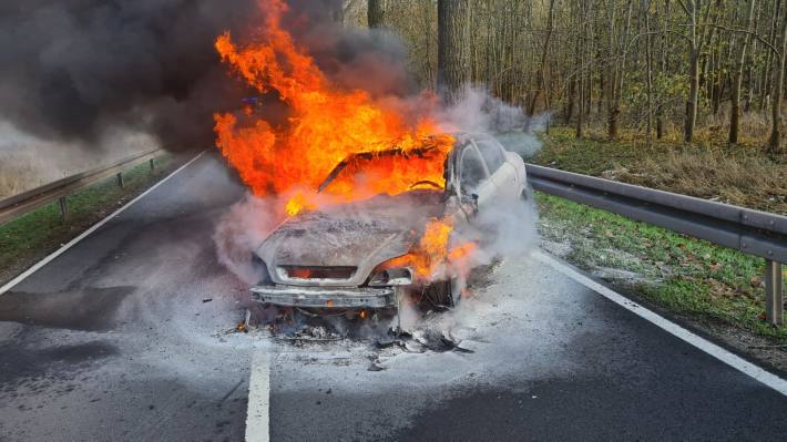 Fahrzeugbrand verursacht Vollsperrung der B84 bei Bad Langensalza