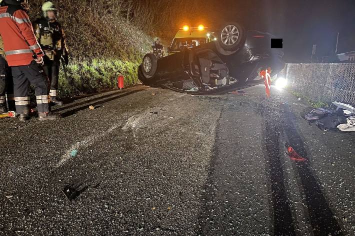 Beim Unfall in Duggingen hat sich der Fahrer schwer verletzt.