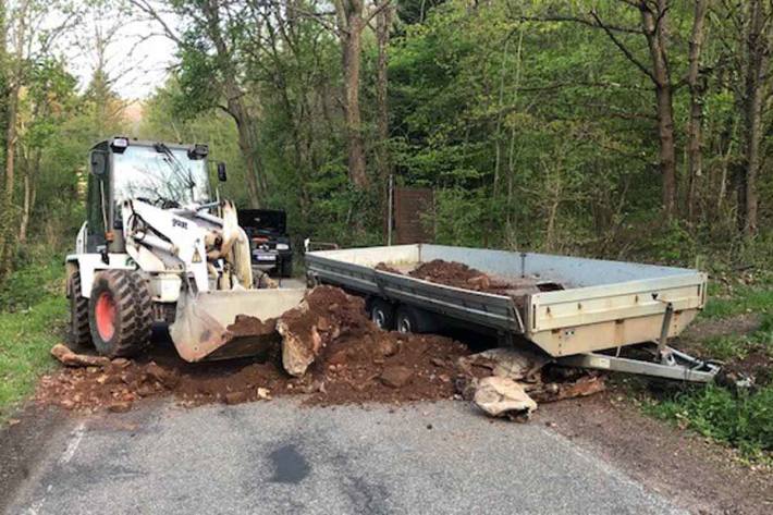 Durch den Unfall wurde in Edenkoben der Bauschutt über die gesamte Fahrbahn verteilt