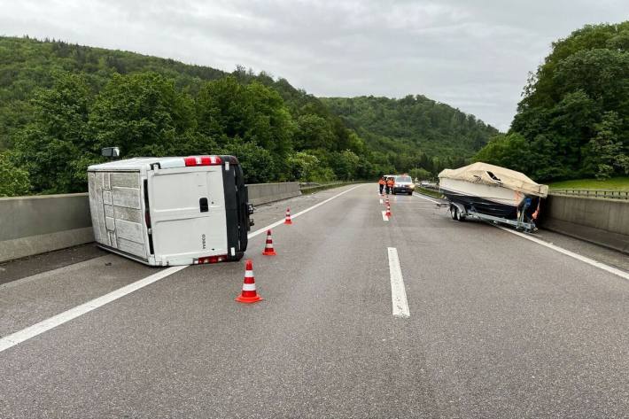 Der Lieferwagen kam auf der linken Seite liegend zum Stillstand