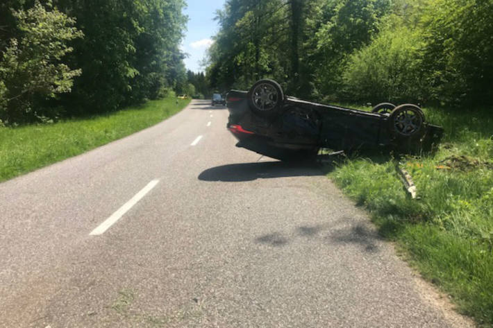 Die Lenkerin und die Kleinkinder wurden leicht verletzt.