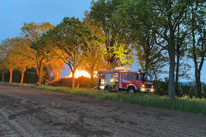 30 Kubikmeter Baumschnitt in Flammen bei Goch-Kessel