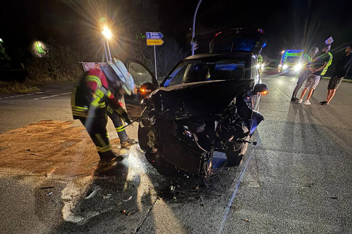 An beiden Fahrzeugen entstand massiver Schaden.