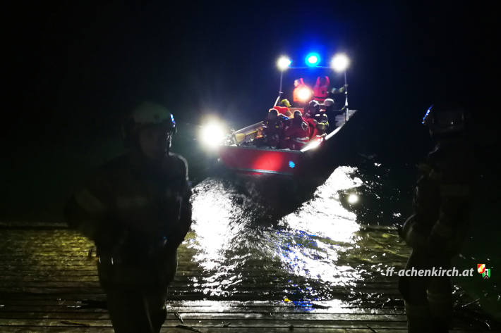 Absuchen des nördlichen Bereiches des Sylvensteinsees mit A-Boot, Rettungsschwimmern und Wärmebildkameras