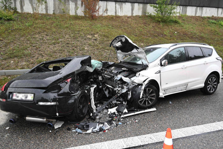 Schrecklicher Unfall zwischen zwei Autos – 26-jähriger Autofahrer verstorben