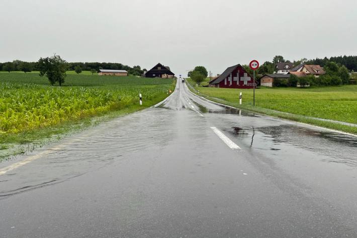 Befolgen Sie den Anweisungen der Rettungskräfte.