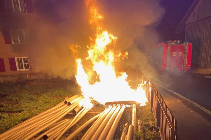 Kunststoffrohre gerieten wegen Feuerwerk in Brand.