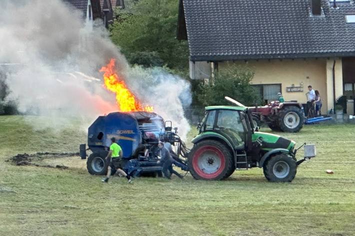 In Eggerstanden ist gestern eine Rundballenpresse in Brand geraten.